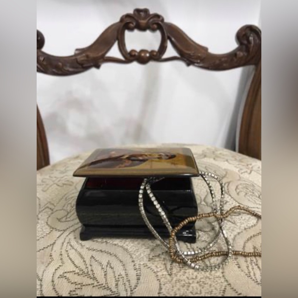 Vintage Lacquer Jewelry Box 
2” x 3”
🇺🇦